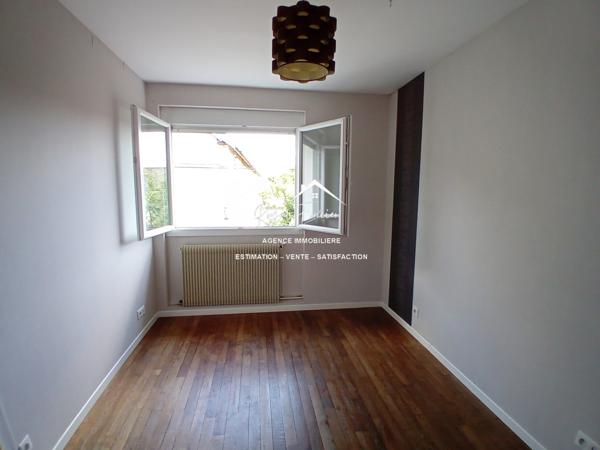 Vue sur l'espace extérieur, avec son chalet en bois de 20 m2 et sa belle terrasse