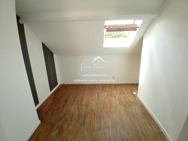 Vue sur l'espace extérieur, avec son chalet en bois de 20 m2 et sa belle terrasse