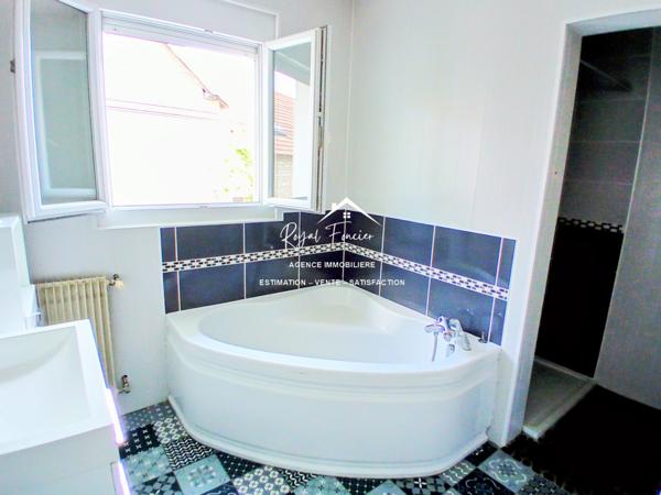 Vue sur l'espace extérieur, avec son chalet en bois de 20 m2 et sa belle terrasse