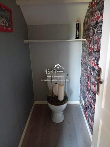 Vue sur l'espace extérieur, avec son chalet en bois de 20 m2 et sa belle terrasse