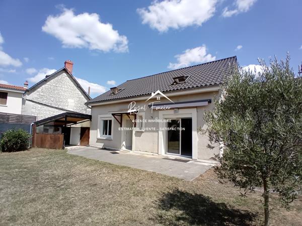 Vue sur l'espace extérieur, avec son chalet en bois de 20 m2 et sa belle terrasse