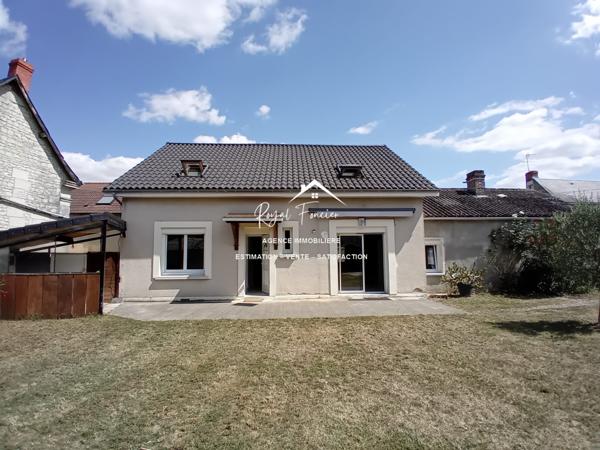Vue sur l'espace extérieur, avec son chalet en bois de 20 m2 et sa belle terrasse