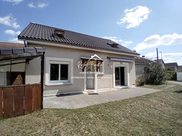 Vue sur l'espace extérieur, avec son chalet en bois de 20 m2 et sa belle terrasse