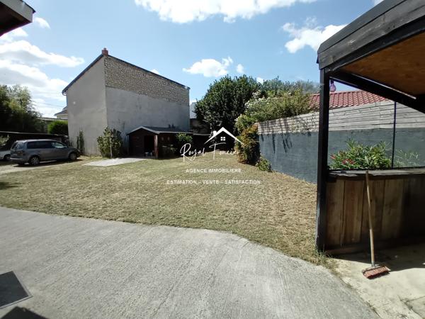 Vue sur l'espace extérieur, avec son chalet en bois de 20 m2 et sa belle terrasse
