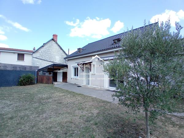 Vue sur l'espace extérieur, avec son chalet en bois de 20 m2 et sa belle terrasse
