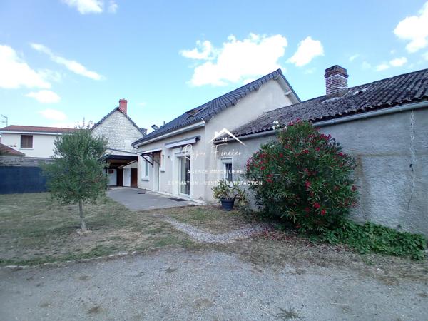 Vue sur l'espace extérieur, avec son chalet en bois de 20 m2 et sa belle terrasse