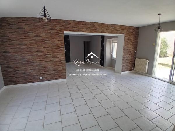 Vue sur l'espace extérieur, avec son chalet en bois de 20 m2 et sa belle terrasse