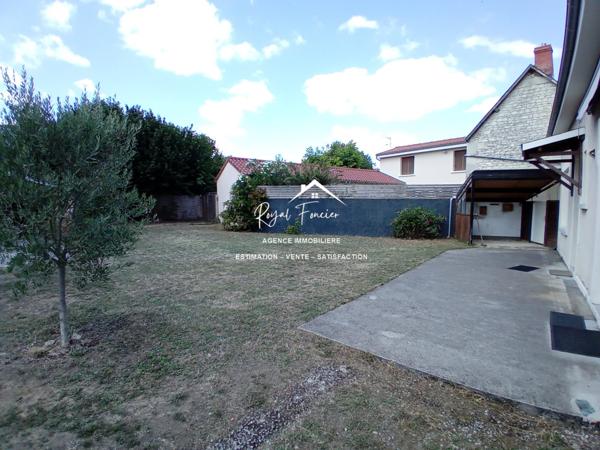 Vue sur l'espace extérieur, avec son chalet en bois de 20 m2 et sa belle terrasse