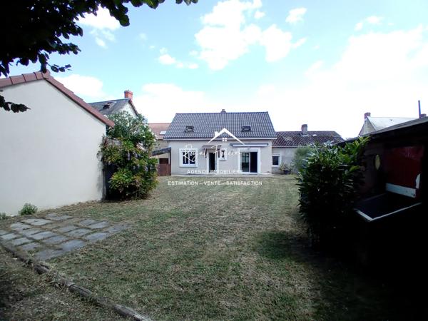 Vue sur l'espace extérieur, avec son chalet en bois de 20 m2 et sa belle terrasse