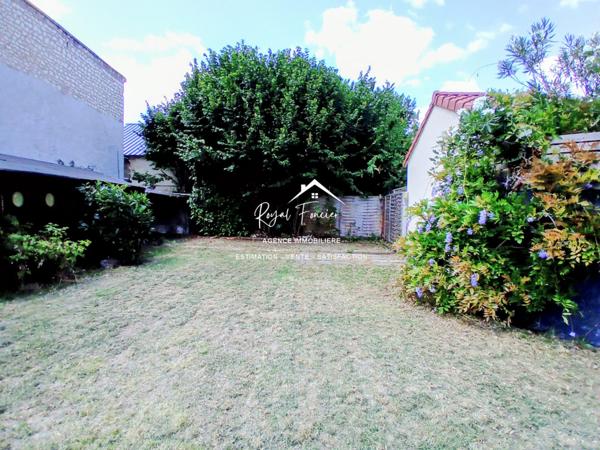 Vue sur l'espace extérieur, avec son chalet en bois de 20 m2 et sa belle terrasse