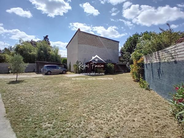Vue sur l'espace extérieur, avec son chalet en bois de 20 m2 et sa belle terrasse
