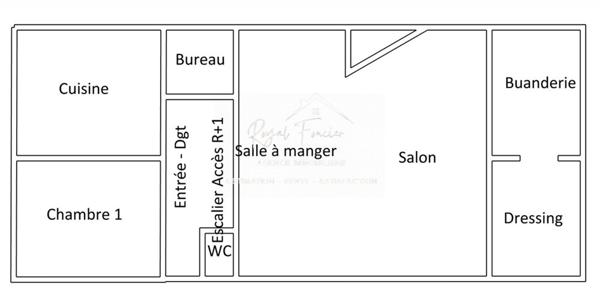Vue sur l'espace extérieur, avec son chalet en bois de 20 m2 et sa belle terrasse