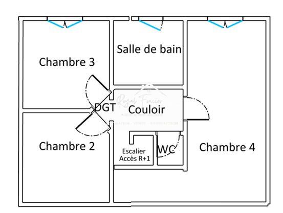 Vue sur l'espace extérieur, avec son chalet en bois de 20 m2 et sa belle terrasse