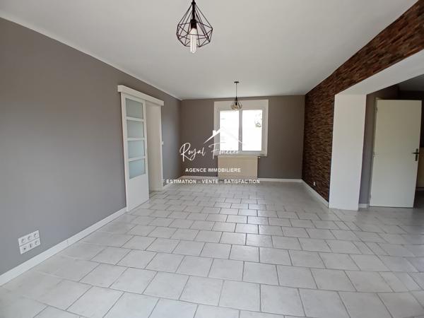 Vue sur l'espace extérieur, avec son chalet en bois de 20 m2 et sa belle terrasse