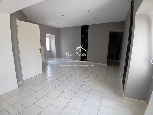 Vue sur l'espace extérieur, avec son chalet en bois de 20 m2 et sa belle terrasse