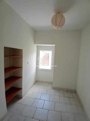 Vue sur l'espace extérieur, avec son chalet en bois de 20 m2 et sa belle terrasse