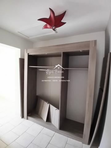 Vue sur l'espace extérieur, avec son chalet en bois de 20 m2 et sa belle terrasse