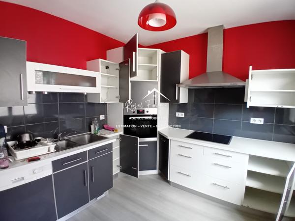 Vue sur l'espace extérieur, avec son chalet en bois de 20 m2 et sa belle terrasse