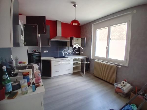 Vue sur l'espace extérieur, avec son chalet en bois de 20 m2 et sa belle terrasse