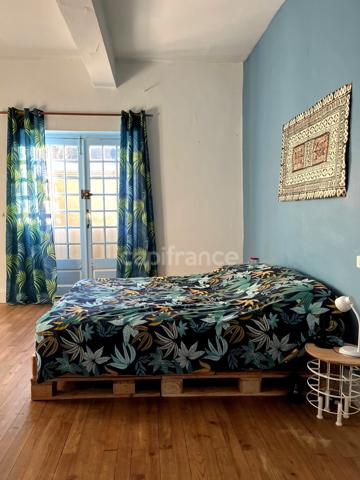 Immeuble en pierre à vendre, avec appartement (140 m2), local commercial (35 m2), cour intérieure et caves en plein centre de FLEURANCE (32)