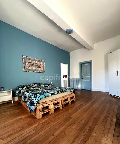 Immeuble en pierre à vendre, avec appartement (140 m2), local commercial (35 m2), cour intérieure et caves en plein centre de FLEURANCE (32)