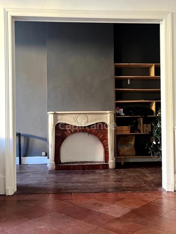 Immeuble en pierre à vendre, avec appartement (140 m2), local commercial (35 m2), cour intérieure et caves en plein centre de FLEURANCE (32)