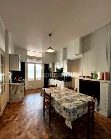 Immeuble en pierre à vendre, avec appartement (140 m2), local commercial (35 m2), cour intérieure et caves en plein centre de FLEURANCE (32)