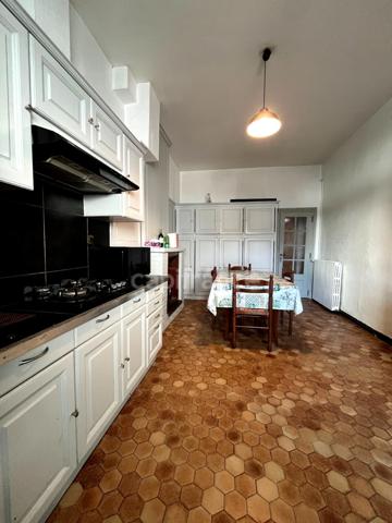 Immeuble en pierre à vendre, avec appartement (140 m2), local commercial (35 m2), cour intérieure et caves en plein centre de FLEURANCE (32)