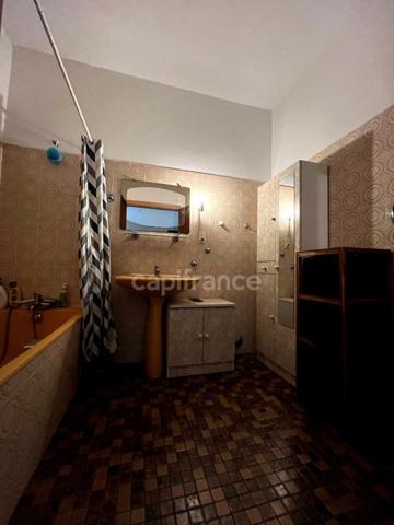 Immeuble en pierre à vendre, avec appartement (140 m2), local commercial (35 m2), cour intérieure et caves en plein centre de FLEURANCE (32)