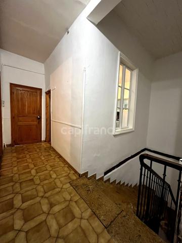 Immeuble en pierre à vendre, avec appartement (140 m2), local commercial (35 m2), cour intérieure et caves en plein centre de FLEURANCE (32)