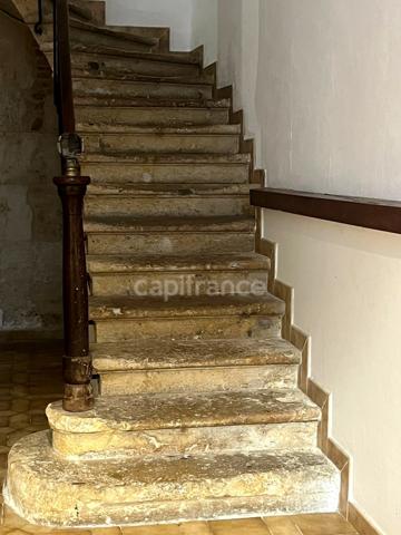 Immeuble en pierre à vendre, avec appartement (140 m2), local commercial (35 m2), cour intérieure et caves en plein centre de FLEURANCE (32)