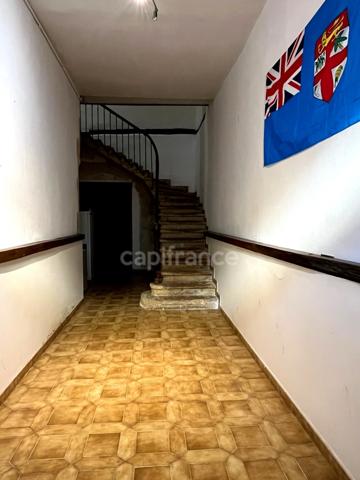 Immeuble en pierre à vendre, avec appartement (140 m2), local commercial (35 m2), cour intérieure et caves en plein centre de FLEURANCE (32)