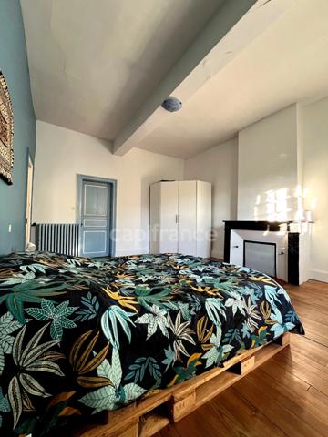 Immeuble en pierre à vendre, avec appartement (140 m2), local commercial (35 m2), cour intérieure et caves en plein centre de FLEURANCE (32)