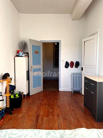 Immeuble en pierre à vendre, avec appartement (140 m2), local commercial (35 m2), cour intérieure et caves en plein centre de FLEURANCE (32)