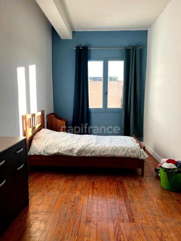Immeuble en pierre à vendre, avec appartement (140 m2), local commercial (35 m2), cour intérieure et caves en plein centre de FLEURANCE (32)