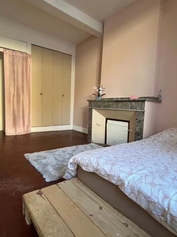 Immeuble en pierre à vendre, avec appartement (140 m2), local commercial (35 m2), cour intérieure et caves en plein centre de FLEURANCE (32)