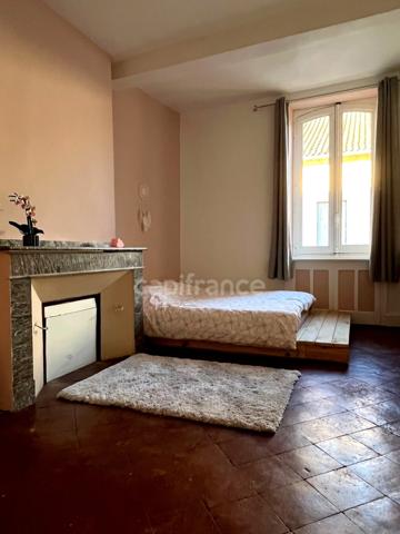 Immeuble en pierre à vendre, avec appartement (140 m2), local commercial (35 m2), cour intérieure et caves en plein centre de FLEURANCE (32)