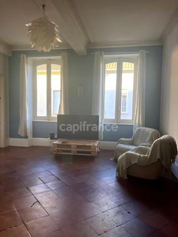 Immeuble en pierre à vendre, avec appartement (140 m2), local commercial (35 m2), cour intérieure et caves en plein centre de FLEURANCE (32)