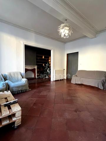 Immeuble en pierre à vendre, avec appartement (140 m2), local commercial (35 m2), cour intérieure et caves en plein centre de FLEURANCE (32)