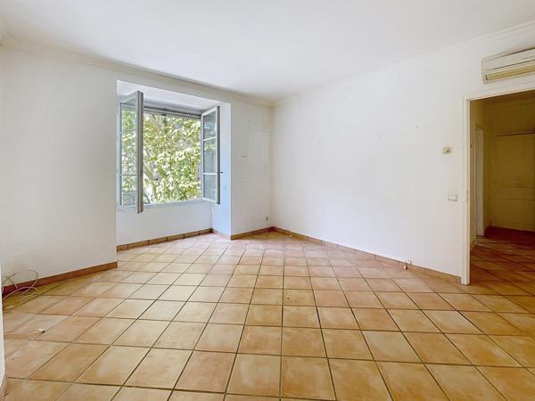 AIX -EN-PROVENCE- CENTRE HISTORIQUE- GARAGE