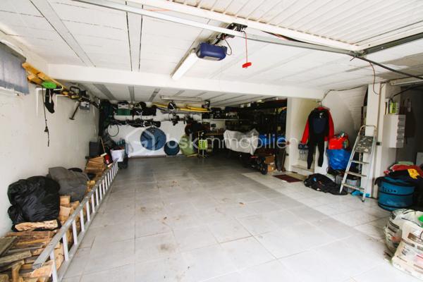 Située dans un quartier résidentiel recherché de Kingersheim, à proximité immédiate des écoles, des commerces, des transports et des principaux axes routiers, cette maison jumelée construite en 2007 offre un cadre de vie confortable et fonctionnel.

D’une surface habitable d’environ 103 m², elle se compose au rez-de-chaussée d’une entrée, d’un espace de vie lumineux comprenant un salon-séjour et une cuisine ouverte équipée, ainsi que de toilettes séparées.

À l’étage, vous découvrirez trois chambres aux volumes agréables ainsi qu’une salle de bains.

La maison bénéficie également d’un grand sous-sol complet avec garage, offrant de nombreuses possibilités de rangement, de stockage ou d’aménagement complémentaire.

À l’extérieur, le terrain clos d’environ 351 m² accueille une terrasse, une pergola et une piscine, pour profiter pleinement des beaux jours dans un environnement agréable et facile à entretenir.

La chaudière gaz vient d’être remplacée. 

Les points forts
Maison construite en 2007
Environ 103 m² habitables
Trois chambres
Cuisine ouverte équipée
Sous-sol complet et grand garage
Terrasse et pergola
Piscine
Chaudière neuve
Proximité des commerces, écoles et transports

Une maison familiale bien entretenue, fonctionnelle et idéalement située, à découvrir rapidement.
