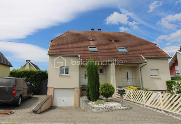 Située dans un quartier résidentiel recherché de Kingersheim, à proximité immédiate des écoles, des commerces, des transports et des principaux axes routiers, cette maison jumelée construite en 2007 offre un cadre de vie confortable et fonctionnel.

D’une surface habitable d’environ 103 m², elle se compose au rez-de-chaussée d’une entrée, d’un espace de vie lumineux comprenant un salon-séjour et une cuisine ouverte équipée, ainsi que de toilettes séparées.

À l’étage, vous découvrirez trois chambres aux volumes agréables ainsi qu’une salle de bains.

La maison bénéficie également d’un grand sous-sol complet avec garage, offrant de nombreuses possibilités de rangement, de stockage ou d’aménagement complémentaire.

À l’extérieur, le terrain clos d’environ 351 m² accueille une terrasse, une pergola et une piscine, pour profiter pleinement des beaux jours dans un environnement agréable et facile à entretenir.

La chaudière gaz vient d’être remplacée. 

Les points forts
Maison construite en 2007
Environ 103 m² habitables
Trois chambres
Cuisine ouverte équipée
Sous-sol complet et grand garage
Terrasse et pergola
Piscine
Chaudière neuve
Proximité des commerces, écoles et transports

Une maison familiale bien entretenue, fonctionnelle et idéalement située, à découvrir rapidement.
