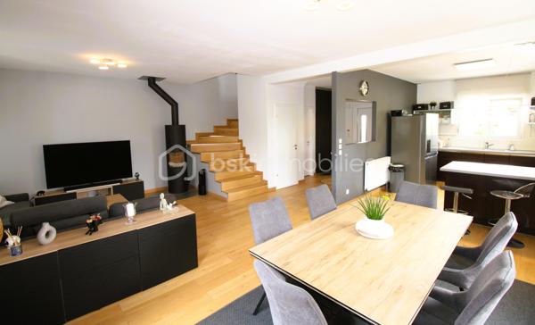 Située dans un quartier résidentiel recherché de Kingersheim, à proximité immédiate des écoles, des commerces, des transports et des principaux axes routiers, cette maison jumelée construite en 2007 offre un cadre de vie confortable et fonctionnel.

D’une surface habitable d’environ 103 m², elle se compose au rez-de-chaussée d’une entrée, d’un espace de vie lumineux comprenant un salon-séjour et une cuisine ouverte équipée, ainsi que de toilettes séparées.

À l’étage, vous découvrirez trois chambres aux volumes agréables ainsi qu’une salle de bains.

La maison bénéficie également d’un grand sous-sol complet avec garage, offrant de nombreuses possibilités de rangement, de stockage ou d’aménagement complémentaire.

À l’extérieur, le terrain clos d’environ 351 m² accueille une terrasse, une pergola et une piscine, pour profiter pleinement des beaux jours dans un environnement agréable et facile à entretenir.

La chaudière gaz vient d’être remplacée. 

Les points forts
Maison construite en 2007
Environ 103 m² habitables
Trois chambres
Cuisine ouverte équipée
Sous-sol complet et grand garage
Terrasse et pergola
Piscine
Chaudière neuve
Proximité des commerces, écoles et transports

Une maison familiale bien entretenue, fonctionnelle et idéalement située, à découvrir rapidement.