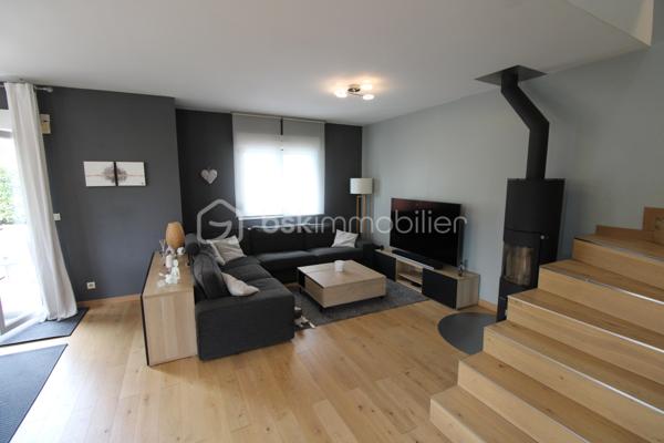 Située dans un quartier résidentiel recherché de Kingersheim, à proximité immédiate des écoles, des commerces, des transports et des principaux axes routiers, cette maison jumelée construite en 2007 offre un cadre de vie confortable et fonctionnel.

D’une surface habitable d’environ 103 m², elle se compose au rez-de-chaussée d’une entrée, d’un espace de vie lumineux comprenant un salon-séjour et une cuisine ouverte équipée, ainsi que de toilettes séparées.

À l’étage, vous découvrirez trois chambres aux volumes agréables ainsi qu’une salle de bains.

La maison bénéficie également d’un grand sous-sol complet avec garage, offrant de nombreuses possibilités de rangement, de stockage ou d’aménagement complémentaire.

À l’extérieur, le terrain clos d’environ 351 m² accueille une terrasse, une pergola et une piscine, pour profiter pleinement des beaux jours dans un environnement agréable et facile à entretenir.

La chaudière gaz vient d’être remplacée. 

Les points forts
Maison construite en 2007
Environ 103 m² habitables
Trois chambres
Cuisine ouverte équipée
Sous-sol complet et grand garage
Terrasse et pergola
Piscine
Chaudière neuve
Proximité des commerces, écoles et transports

Une maison familiale bien entretenue, fonctionnelle et idéalement située, à découvrir rapidement.