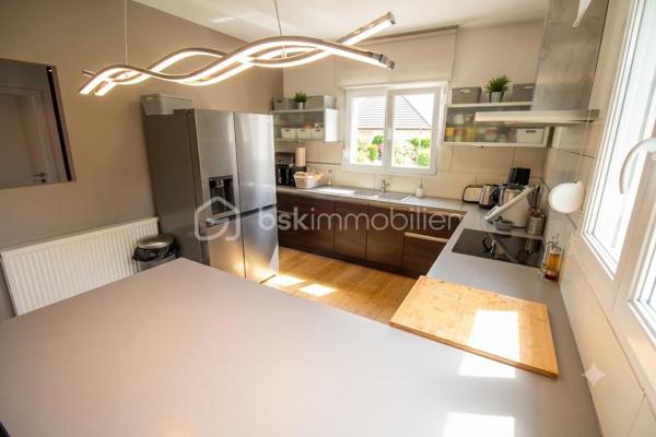Située dans un quartier résidentiel recherché de Kingersheim, à proximité immédiate des écoles, des commerces, des transports et des principaux axes routiers, cette maison jumelée construite en 2007 offre un cadre de vie confortable et fonctionnel.

D’une surface habitable d’environ 103 m², elle se compose au rez-de-chaussée d’une entrée, d’un espace de vie lumineux comprenant un salon-séjour et une cuisine ouverte équipée, ainsi que de toilettes séparées.

À l’étage, vous découvrirez trois chambres aux volumes agréables ainsi qu’une salle de bains.

La maison bénéficie également d’un grand sous-sol complet avec garage, offrant de nombreuses possibilités de rangement, de stockage ou d’aménagement complémentaire.

À l’extérieur, le terrain clos d’environ 351 m² accueille une terrasse, une pergola et une piscine, pour profiter pleinement des beaux jours dans un environnement agréable et facile à entretenir.

La chaudière gaz vient d’être remplacée. 

Les points forts
Maison construite en 2007
Environ 103 m² habitables
Trois chambres
Cuisine ouverte équipée
Sous-sol complet et grand garage
Terrasse et pergola
Piscine
Chaudière neuve
Proximité des commerces, écoles et transports

Une maison familiale bien entretenue, fonctionnelle et idéalement située, à découvrir rapidement.