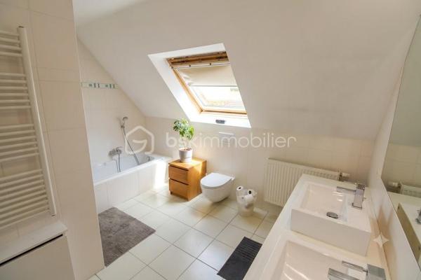 Située dans un quartier résidentiel recherché de Kingersheim, à proximité immédiate des écoles, des commerces, des transports et des principaux axes routiers, cette maison jumelée construite en 2007 offre un cadre de vie confortable et fonctionnel.

D’une surface habitable d’environ 103 m², elle se compose au rez-de-chaussée d’une entrée, d’un espace de vie lumineux comprenant un salon-séjour et une cuisine ouverte équipée, ainsi que de toilettes séparées.

À l’étage, vous découvrirez trois chambres aux volumes agréables ainsi qu’une salle de bains.

La maison bénéficie également d’un grand sous-sol complet avec garage, offrant de nombreuses possibilités de rangement, de stockage ou d’aménagement complémentaire.

À l’extérieur, le terrain clos d’environ 351 m² accueille une terrasse, une pergola et une piscine, pour profiter pleinement des beaux jours dans un environnement agréable et facile à entretenir.

La chaudière gaz vient d’être remplacée. 

Les points forts
Maison construite en 2007
Environ 103 m² habitables
Trois chambres
Cuisine ouverte équipée
Sous-sol complet et grand garage
Terrasse et pergola
Piscine
Chaudière neuve
Proximité des commerces, écoles et transports

Une maison familiale bien entretenue, fonctionnelle et idéalement située, à découvrir rapidement.