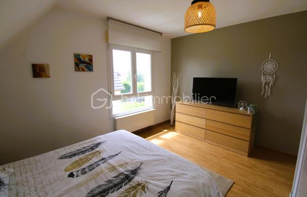 Située dans un quartier résidentiel recherché de Kingersheim, à proximité immédiate des écoles, des commerces, des transports et des principaux axes routiers, cette maison jumelée construite en 2007 offre un cadre de vie confortable et fonctionnel.

D’une surface habitable d’environ 103 m², elle se compose au rez-de-chaussée d’une entrée, d’un espace de vie lumineux comprenant un salon-séjour et une cuisine ouverte équipée, ainsi que de toilettes séparées.

À l’étage, vous découvrirez trois chambres aux volumes agréables ainsi qu’une salle de bains.

La maison bénéficie également d’un grand sous-sol complet avec garage, offrant de nombreuses possibilités de rangement, de stockage ou d’aménagement complémentaire.

À l’extérieur, le terrain clos d’environ 351 m² accueille une terrasse, une pergola et une piscine, pour profiter pleinement des beaux jours dans un environnement agréable et facile à entretenir.

La chaudière gaz vient d’être remplacée. 

Les points forts
Maison construite en 2007
Environ 103 m² habitables
Trois chambres
Cuisine ouverte équipée
Sous-sol complet et grand garage
Terrasse et pergola
Piscine
Chaudière neuve
Proximité des commerces, écoles et transports

Une maison familiale bien entretenue, fonctionnelle et idéalement située, à découvrir rapidement.