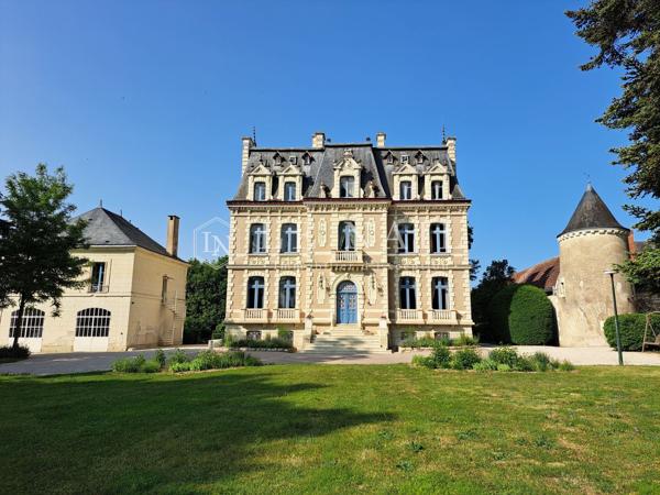 Majestueux château napoléonien sur 4ha avec activité professionnelle en Touraine