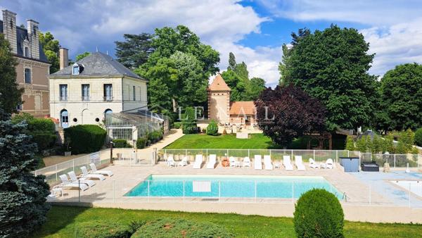 Majestueux château napoléonien sur 4ha avec activité professionnelle en Touraine