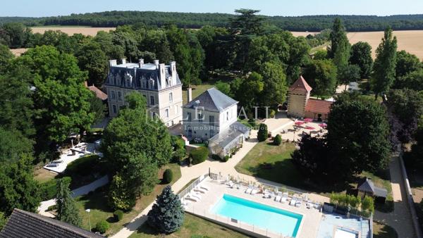 Majestueux château napoléonien sur 4ha avec activité professionnelle en Touraine